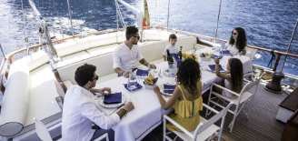 Sailing between Capri and Positano to experience la dolce vita
